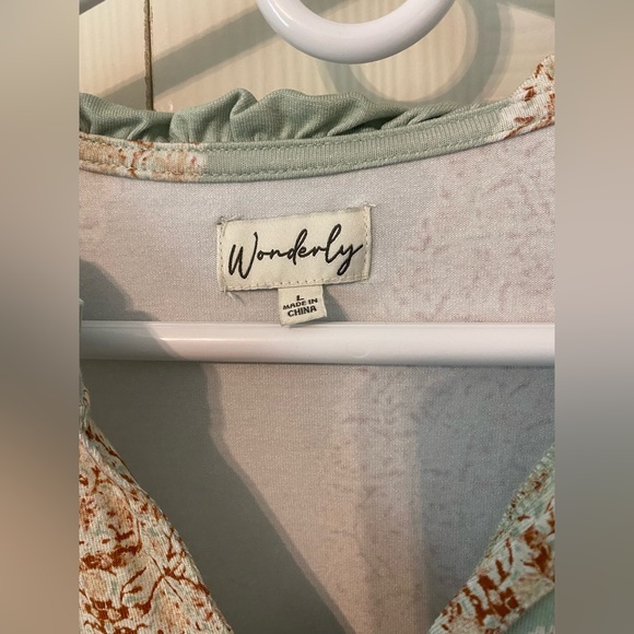 Wonderly blouse. Size Large. Never worn, smoke free home. - Picture 2 of 2